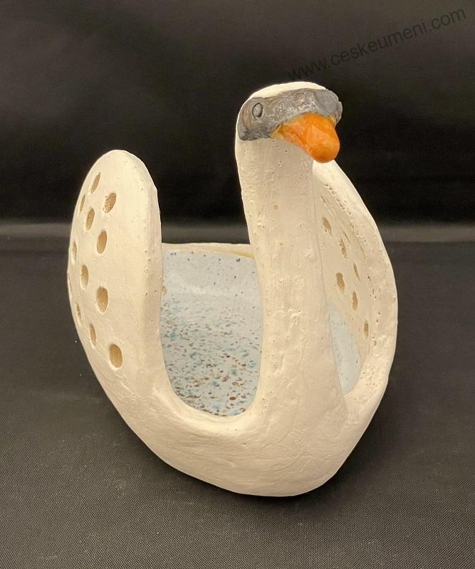 Alferiová Alena: Labuť a)