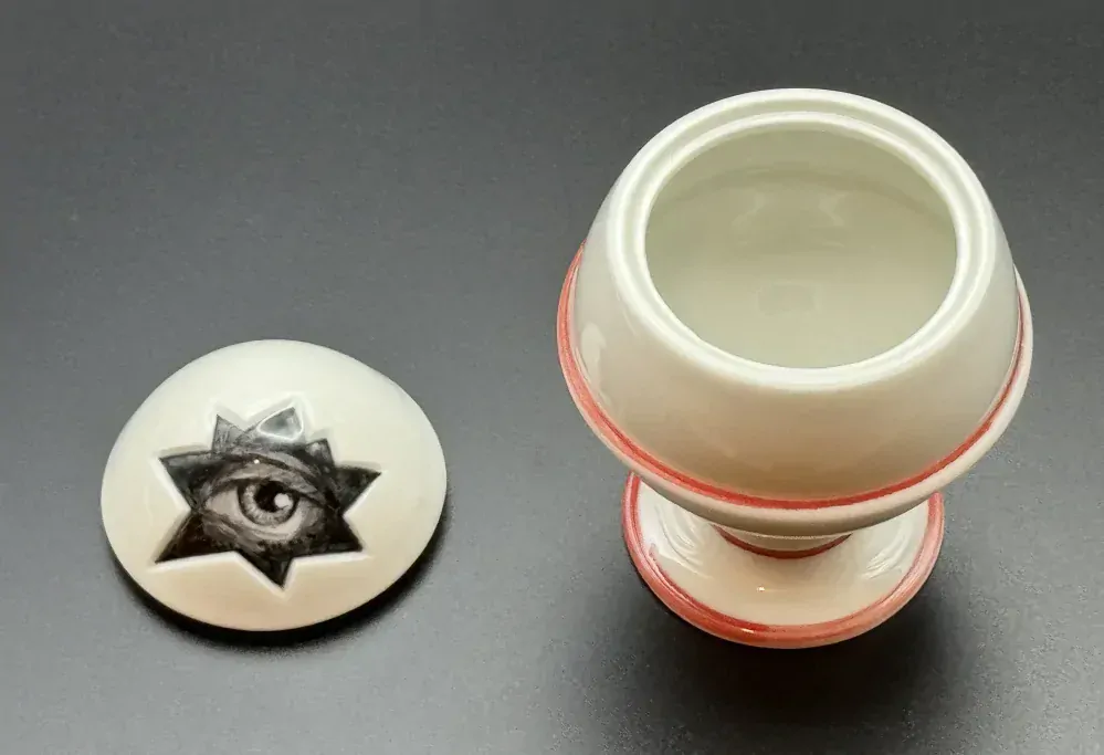 Laštovička Jiří: Dózička vejce - červený pruh