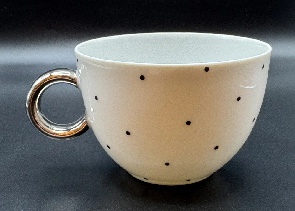 Linhartová Radka: Šálek cappuccino tečky