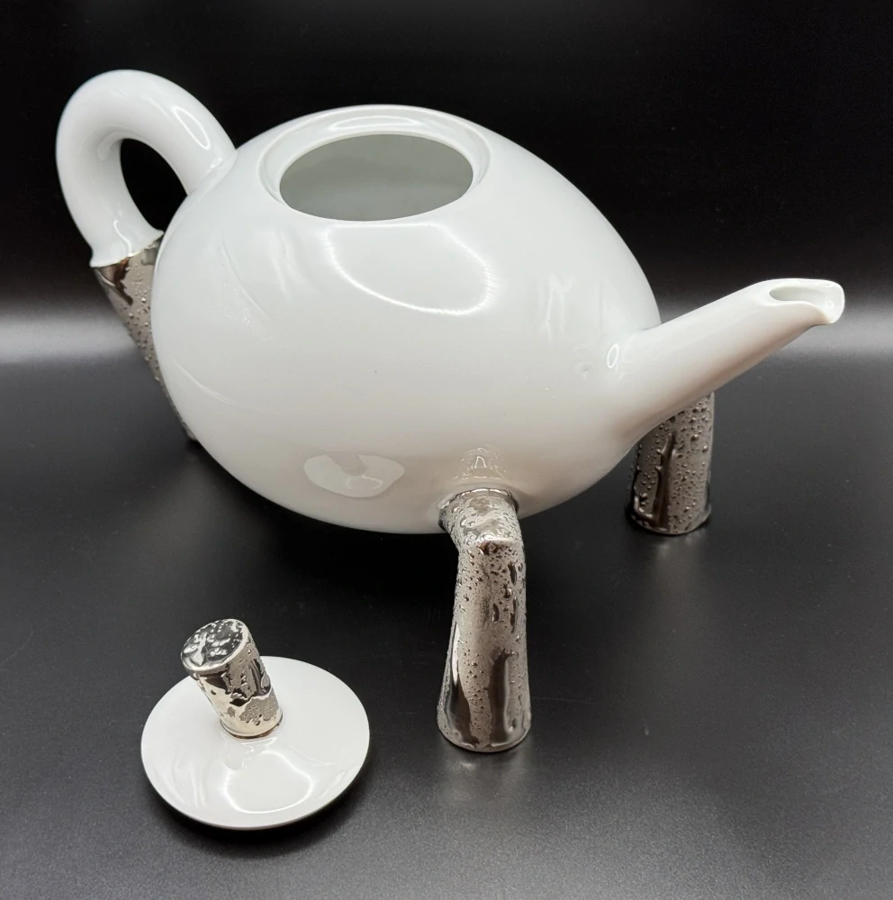 Linhartová Radka: Konvice trojnožka