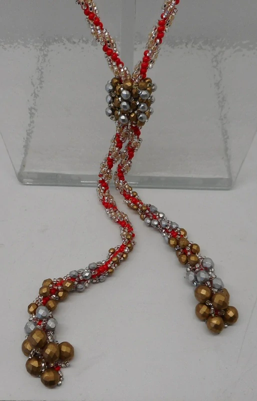 Bubílková Zuzana: Náhrdelník dlouhý s uzelem (červeno-zlato-stříbrný)