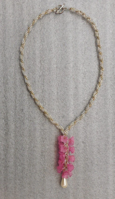 Bubílková Zuzana:  Náhrdelník s růžovými kytičkami