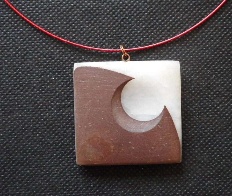 Doucha Jiří: Náhrdelník oboustranný II. - břidlice a alabastr