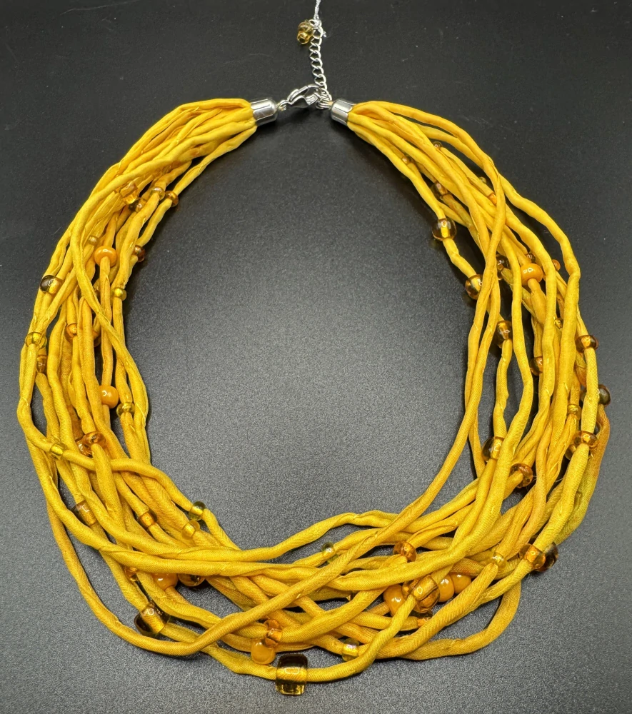 Ammerová Bohumila: Náhrdelník šňůrky - žlutý s korálky 