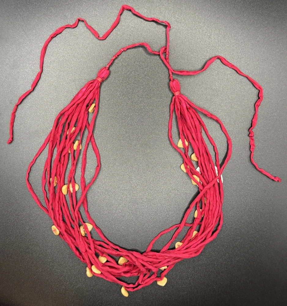 Ammerová Bohumila: Náhrdelník šňůrky - šarlatový s korálkovými lístky