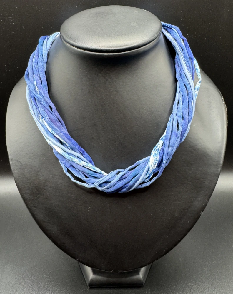 Ammerová Bohumila: Náhrdelník šňůrky - modrý se žíháním