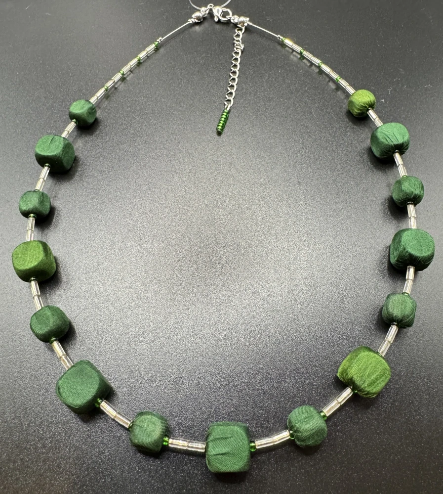 Ammerová Bohumila: Náhrdelník kostičky - zelené