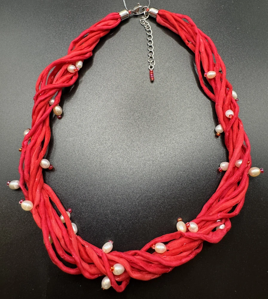 Ammerová Bohumila: Náhrdelník šňůrky - červený s perličkami