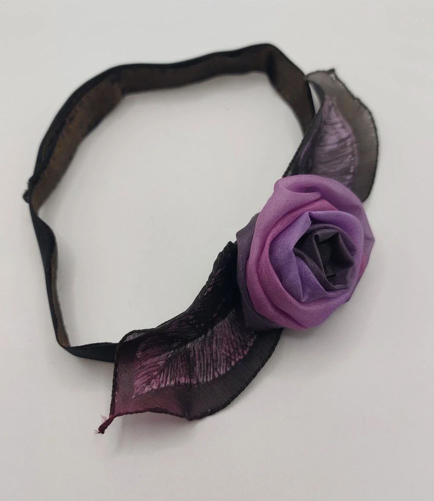 "Ruckl" Knoblochová Zuzana: Růžička na krk - náhrdelník (růžovo-fialová)