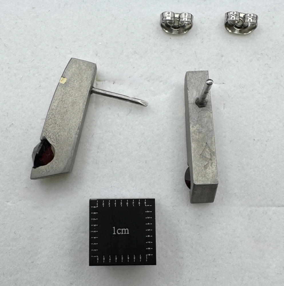 Votipka Karel: Náušnice - Almandin