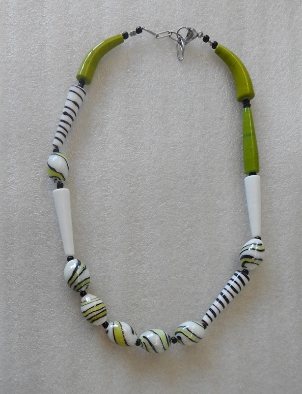 Brodská Vladimíra: Náhrdelník krátký zelenobílý s proužky
