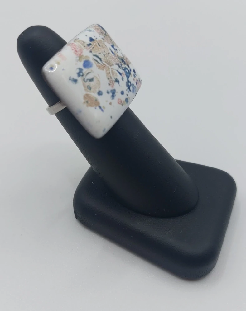 Komárková Lea: Prsten (bílý s barevnými skvrnami obdélníkový)