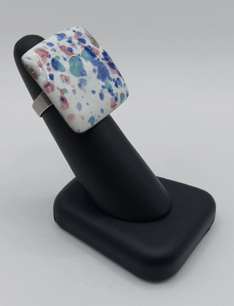 Komárková Lea: Prsten (bílý s barvenými skvrnami čtvercový)