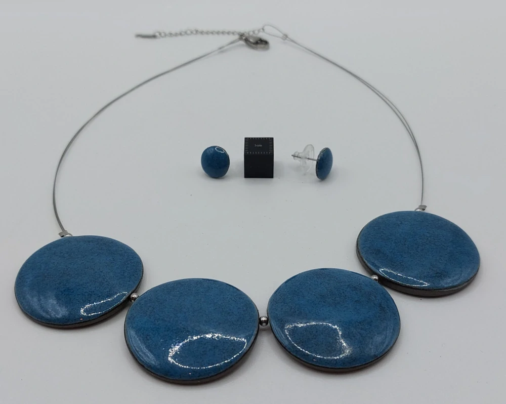 Komárková Lea: Set (modré kulaté prvky)