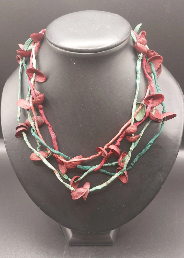 Ammerová Bohumila: Náhrdelník hedvábí + pistácie - červenozelený