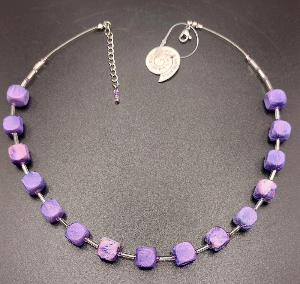 Ammerová Bohumila: Náhrdelník kostičky - fialový žíhaný