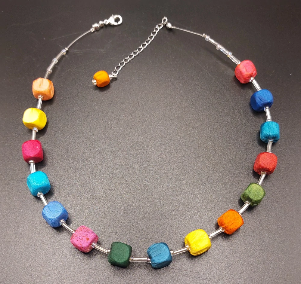 Ammerová Bohumila: Náhrdelník kostičky - vícebarevný