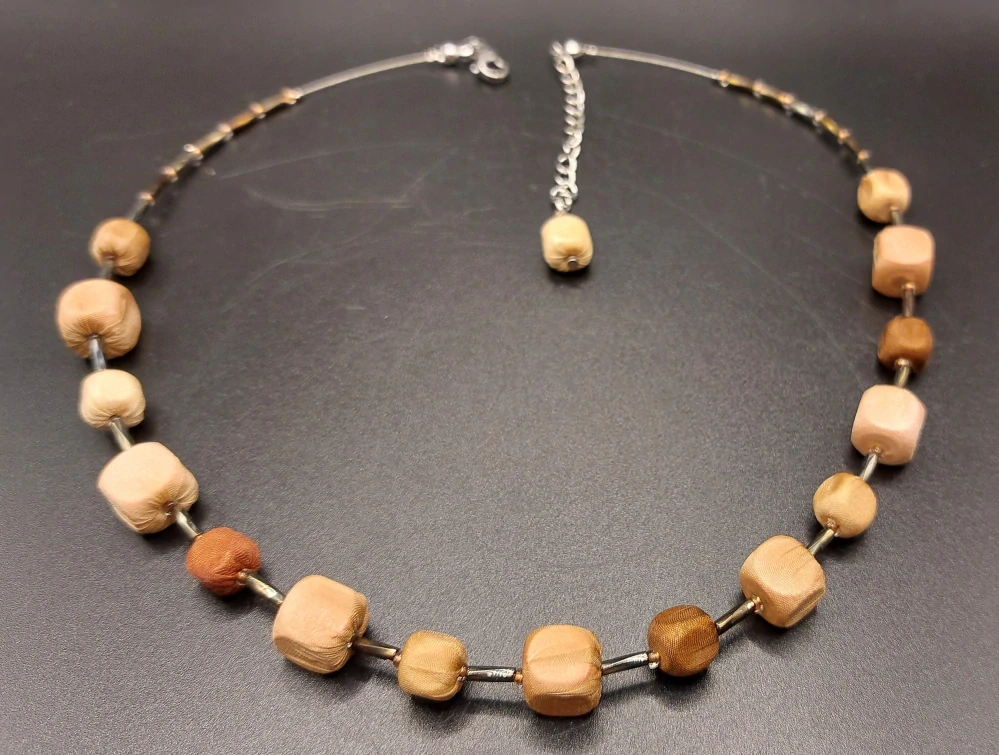 Ammerová Bohumila: Náhrdelník kostičky - cappuccino