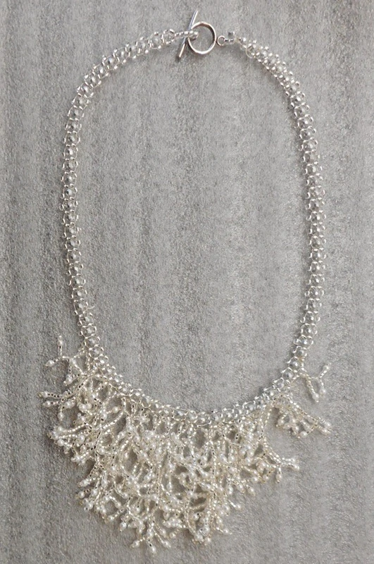 Bubílková Zuzana: Náhrdelník stříbrné střapečky