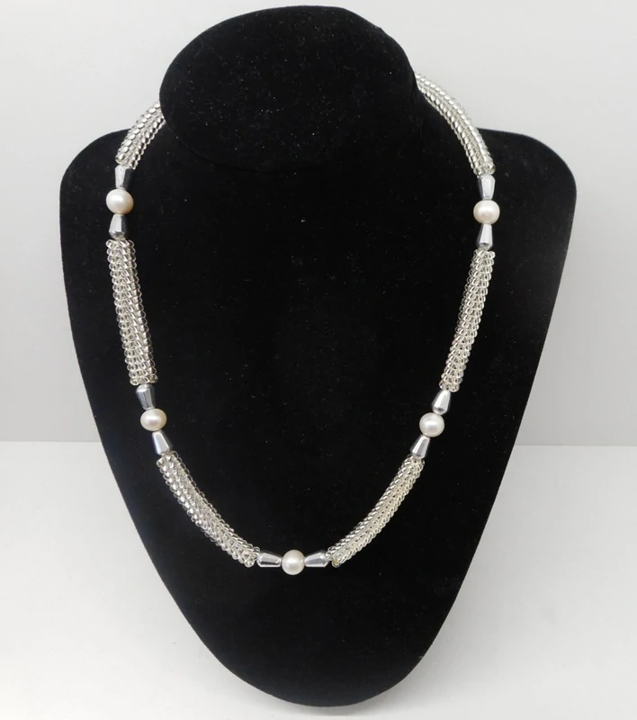 Bubílková Zuzana: Náhrdelník stříbrný s peličkami