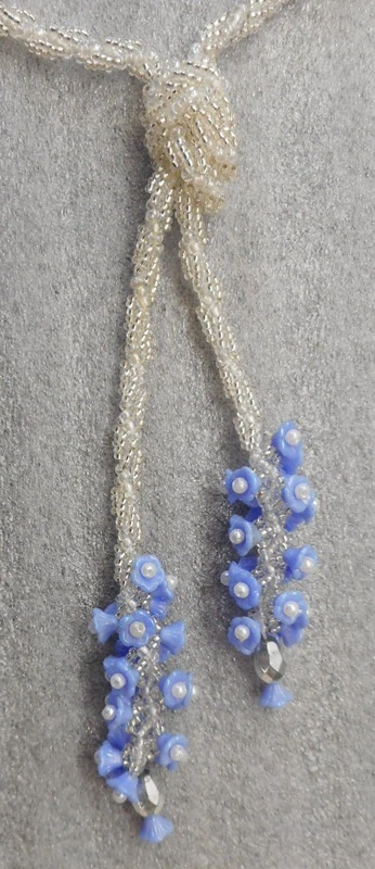 Bubílková Zuzana: Náhrdelník uzel - modré kytičky