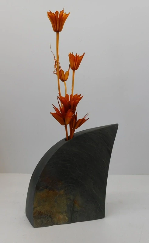 Doucha JIří: Břidlicová vázička na sušiny