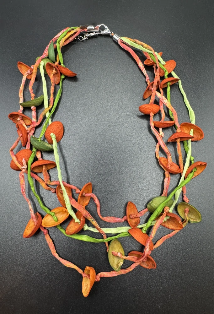 Ammerová Bohumila: Náhrdelník hedvábí + pistácie - oranžovo-zelený