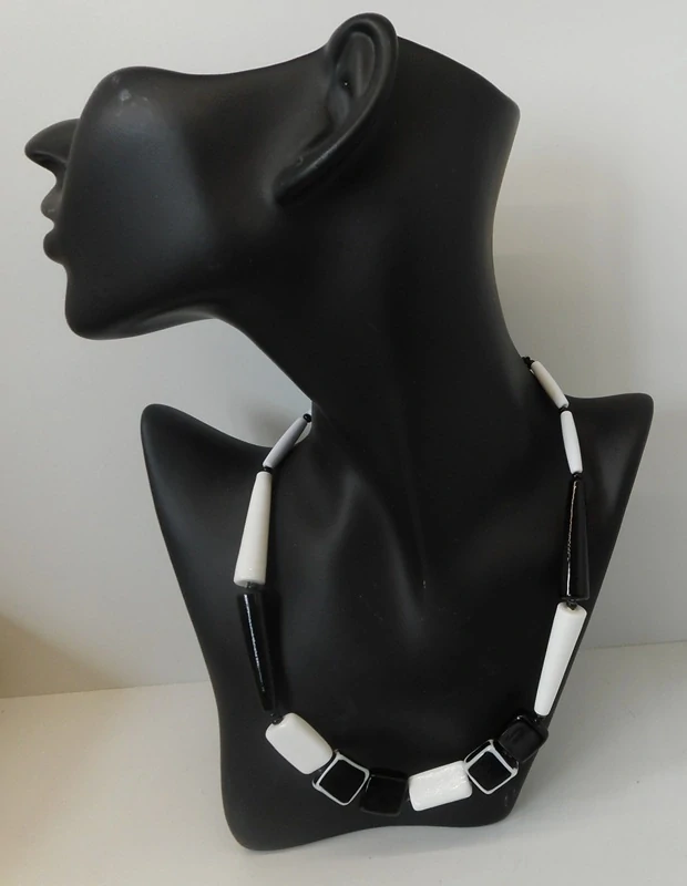 Brodská Vladimíra: Náhrdelník krátký černobílý