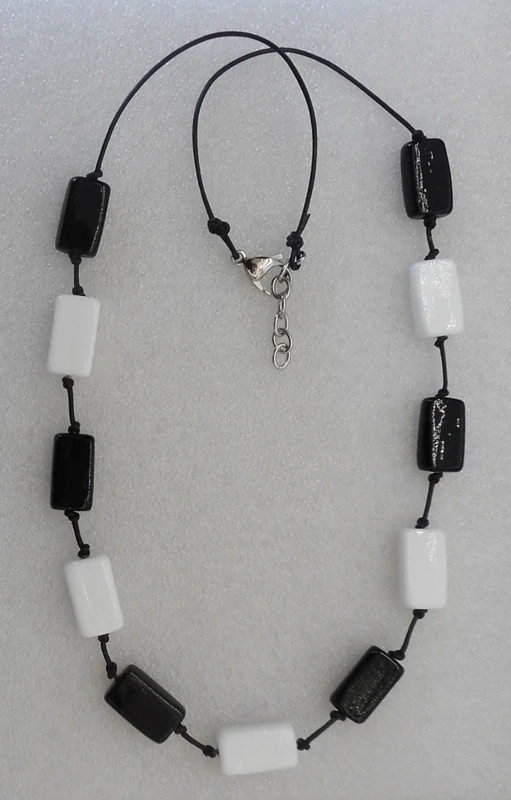 Brodská Vladimíra: Náhrdelník dlouhý černobílý