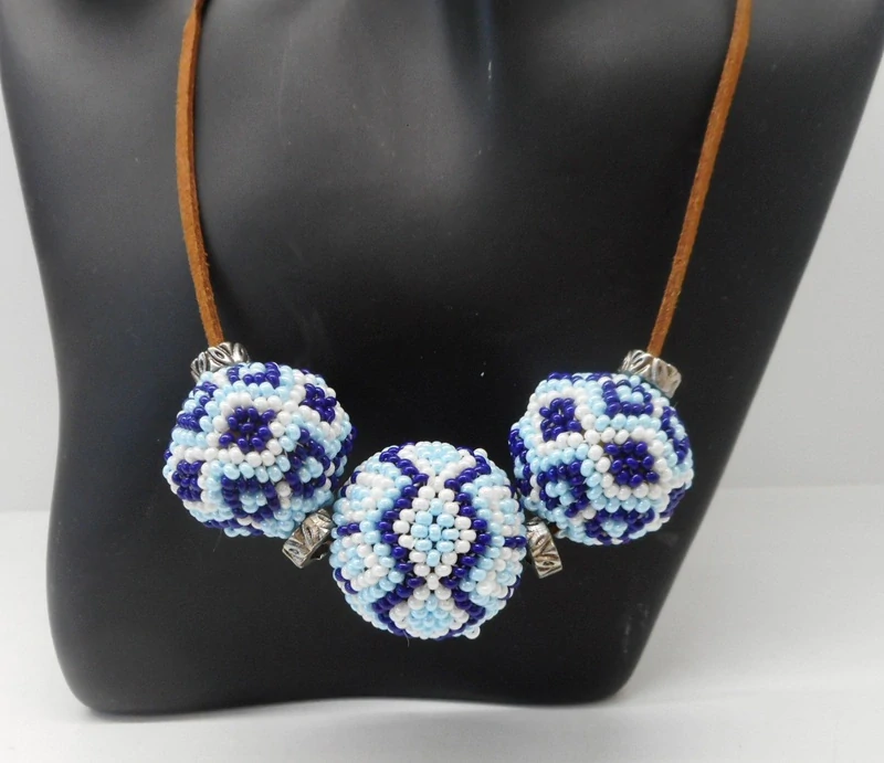 Bubílková Zuzana: Náhrdelník - kuličky obšívané korálky