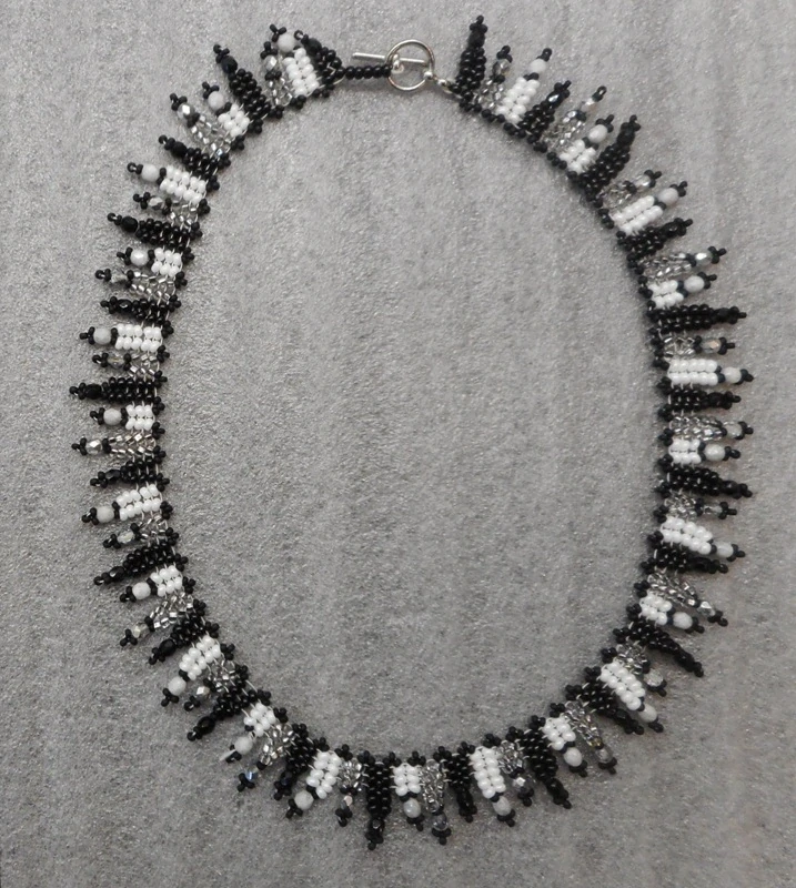 Bubílková Zuzana: Náhrdelník  - krápníčky černo-bílo-stříbrné