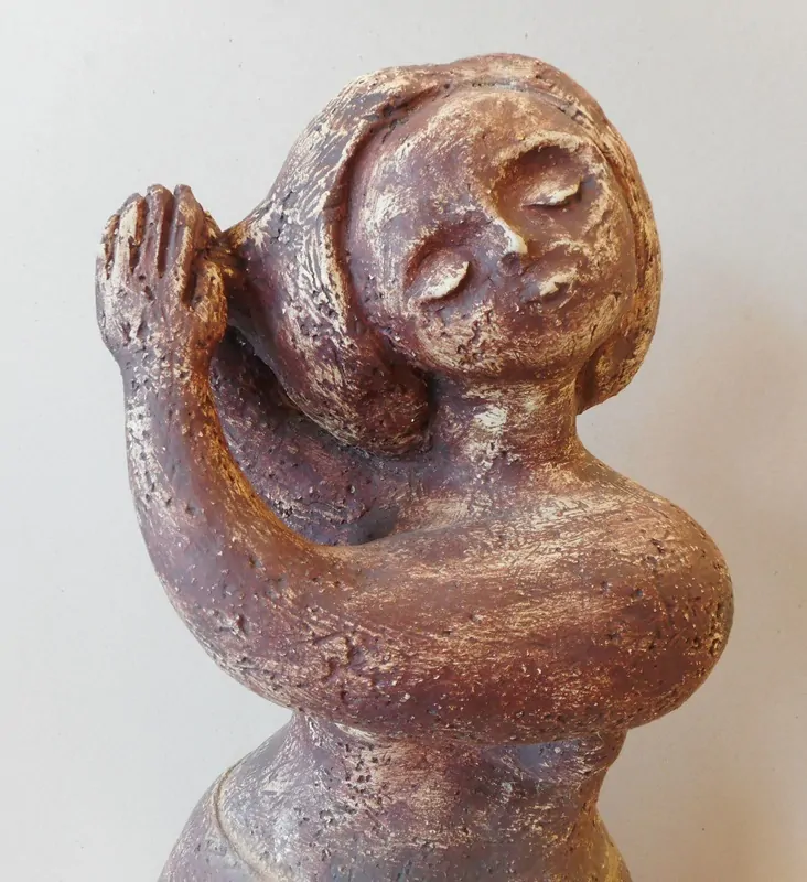 Bambasovi Ivana a Jan: Dívka upravující si vlasy