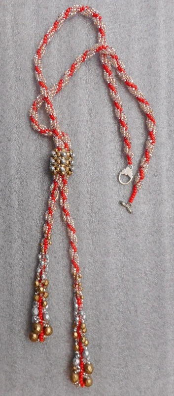 Bubílková Zuzana: Náhrdelník dlouhý s uzelem (červeno-zlato-stříbrný)