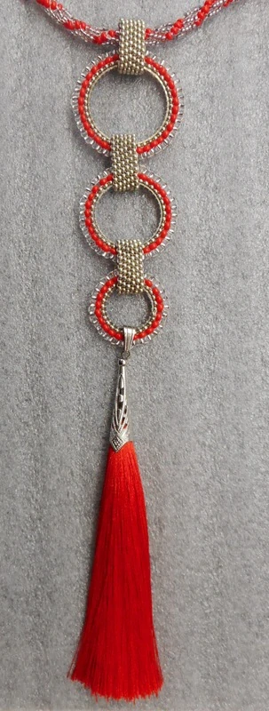 Bubílková Zuzana: Náhrdelník dlouhý s červeným střapcem