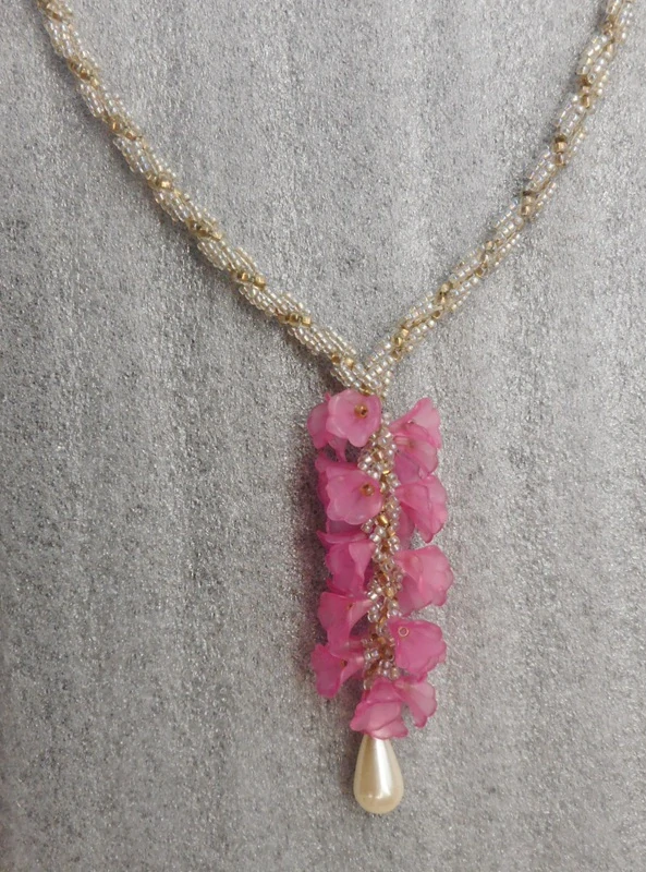 Bubílková Zuzana:  Náhrdelník s růžovými kytičkami