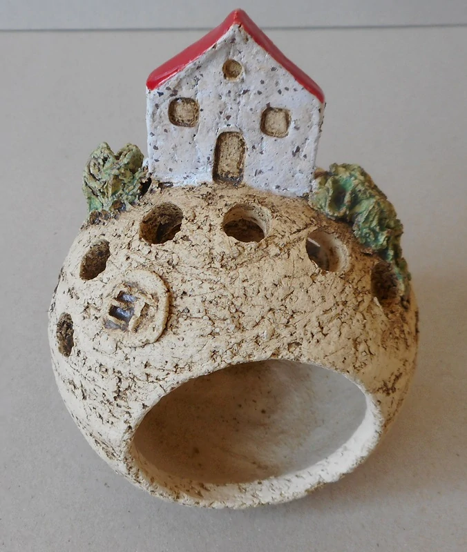 Trbušková Štěpánka: Svícen - koule malá s domkem I.