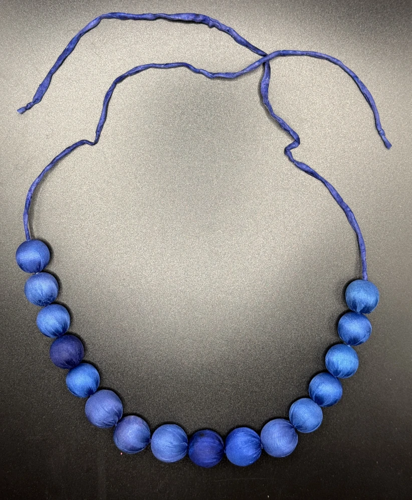 Ammerová Bohumila: Náhrdelník kuličky na šňůrce - modrý