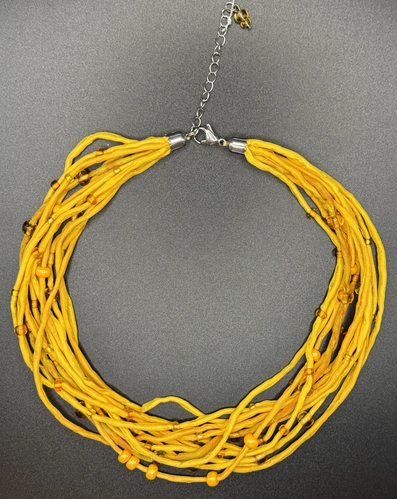 Ammerová Bohumila: Náhrdelník šňůrky - žlutý s korálky 