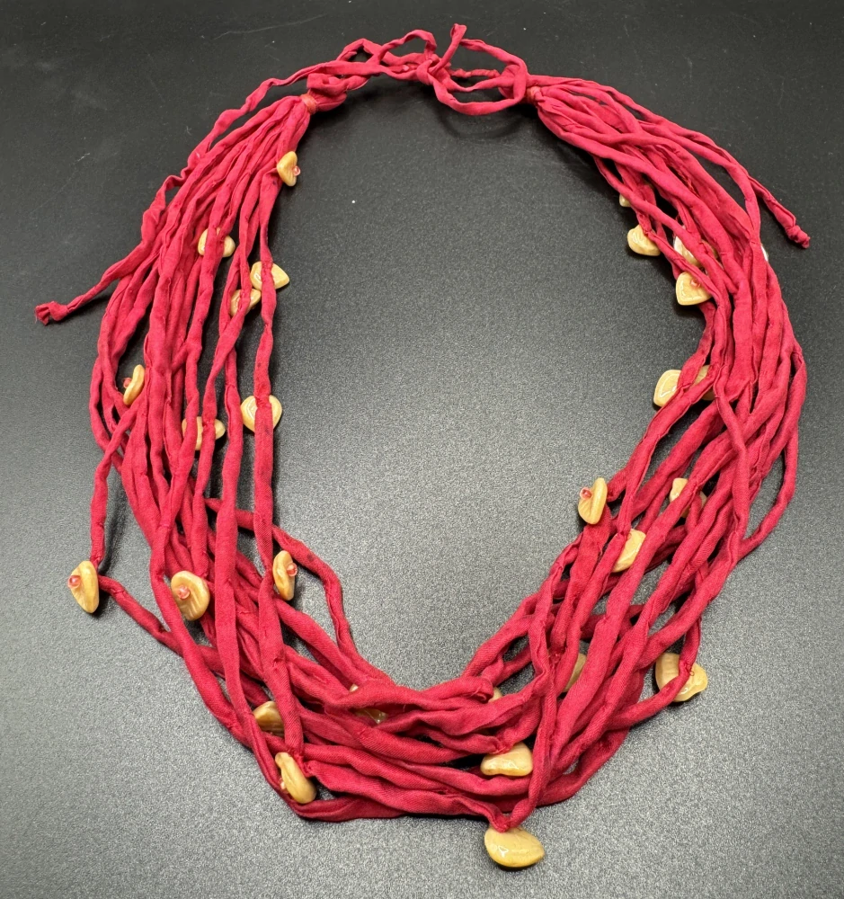 Ammerová Bohumila: Náhrdelník šňůrky - šarlatový s korálkovými lístky
