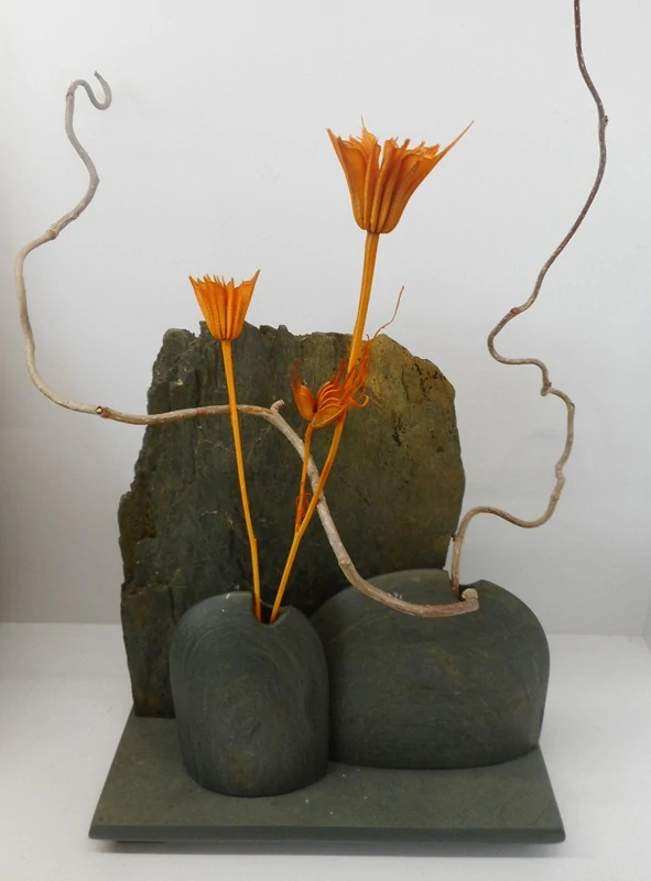 Doucha Jiří:  Dvě vázy před skálou z břidlice 