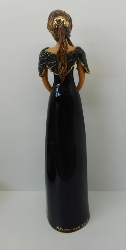 Dudychová Alena: Dívka v tmavých šatech s bílými květy