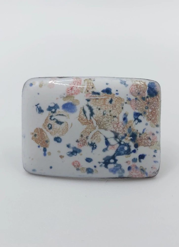 Komárková Lea: Prsten (bílý s barevnými skvrnami obdélníkový)