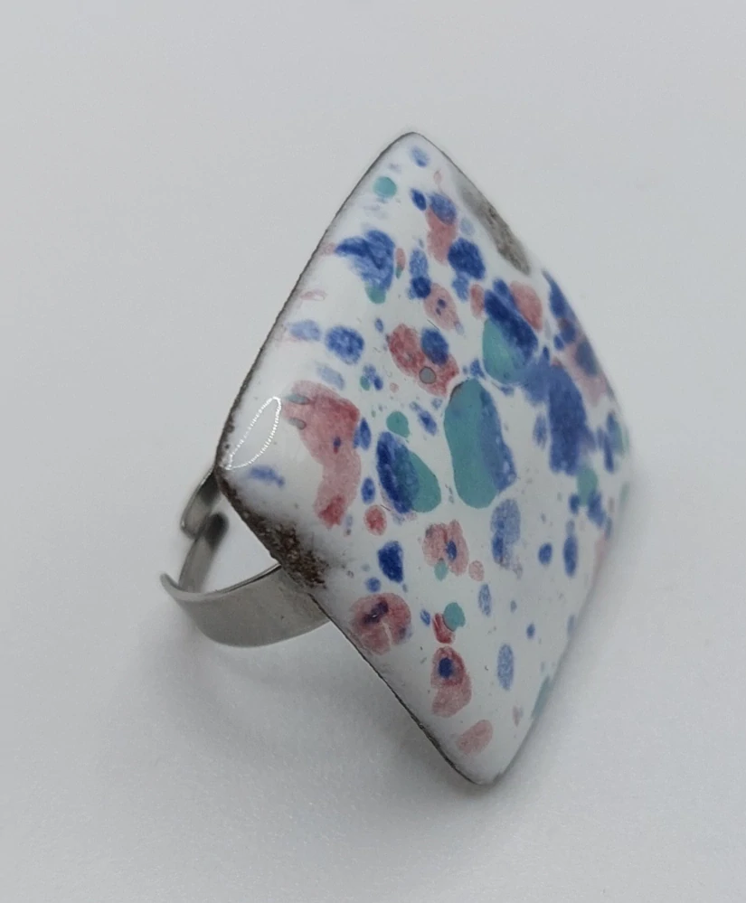 Komárková Lea: Prsten (bílý s barvenými skvrnami čtvercový)