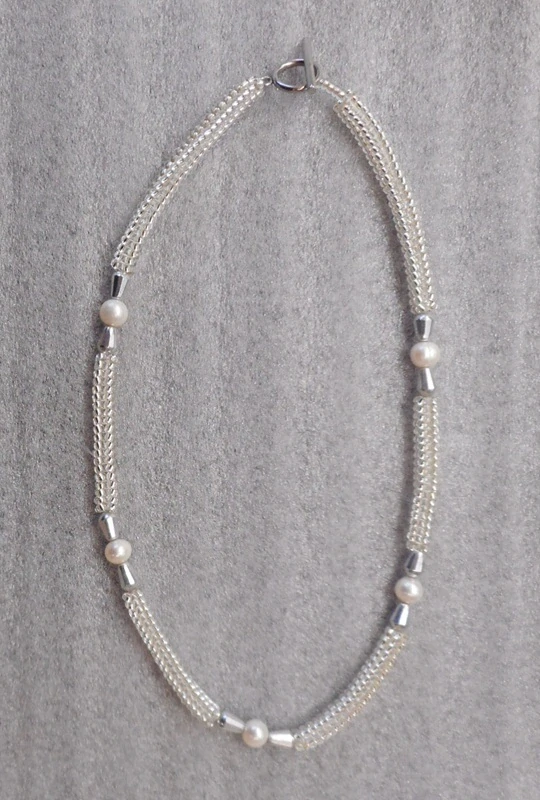 Bubílková Zuzana: Náhrdelník stříbrný s peličkami