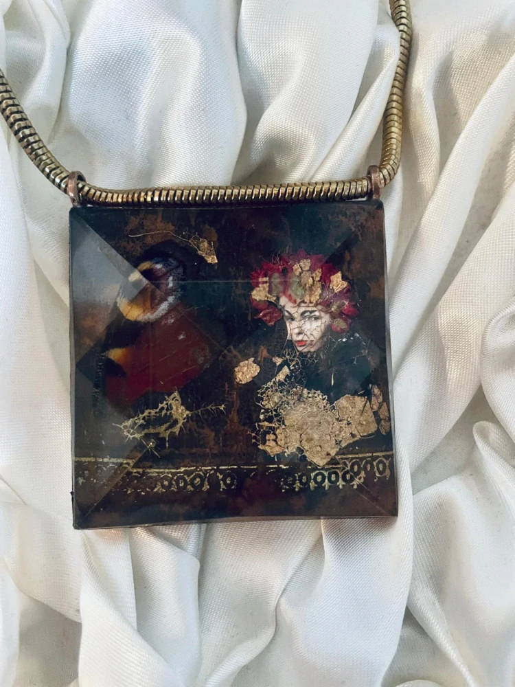 Machová Zuzana: Závěs - koláž a květy