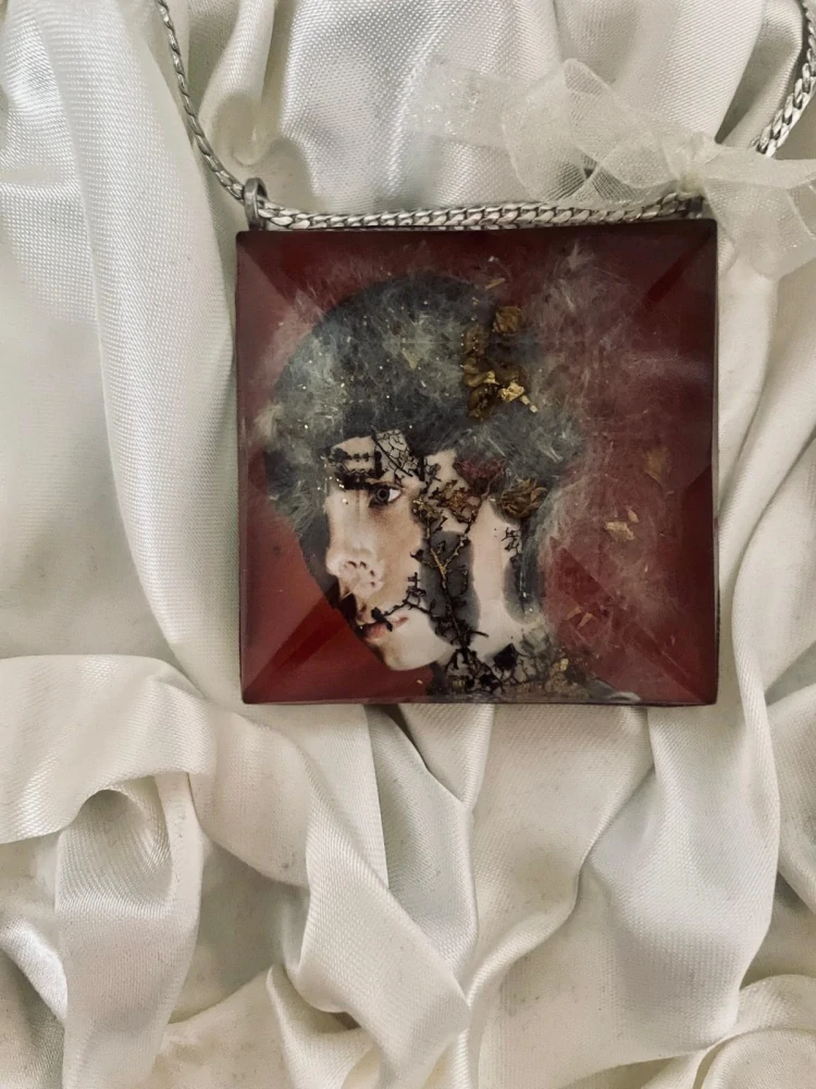 Machová Zuzana: Závěs - koláž a květy