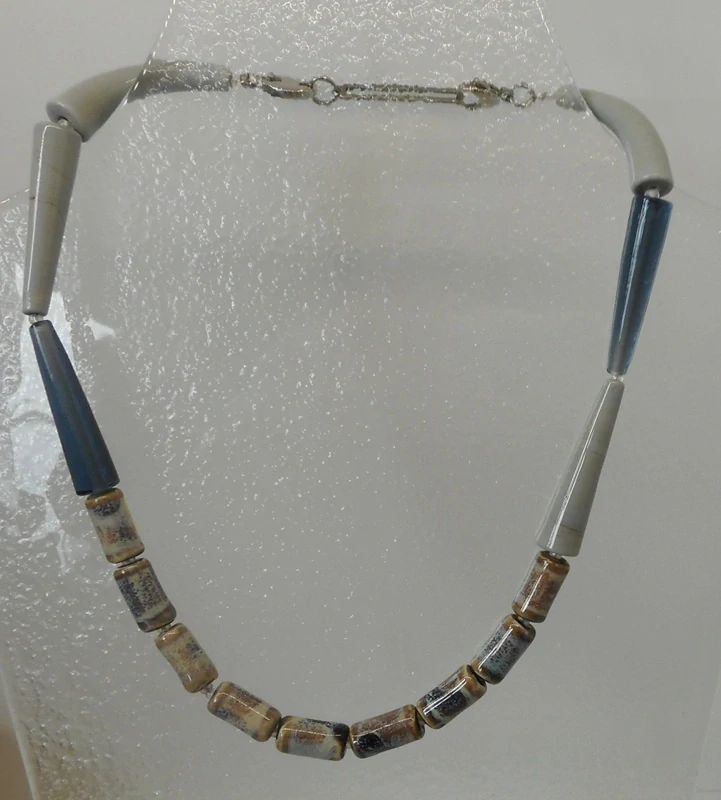 Brodská Vladimíra: Náhrdelník krátký šedý - kombinovaný