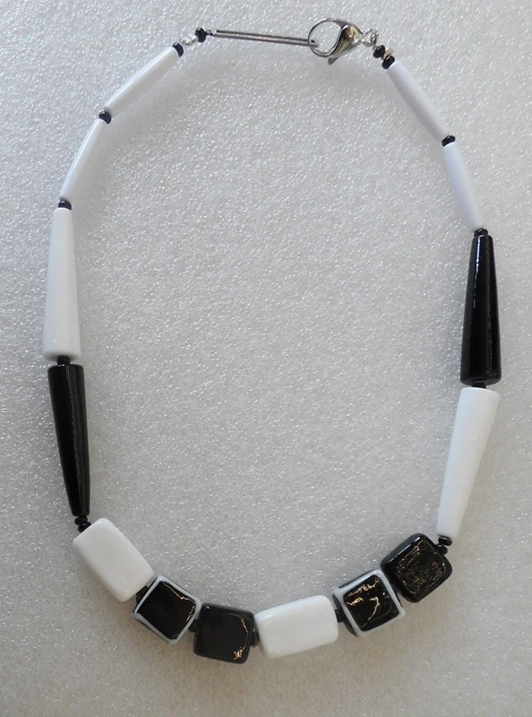 Brodská Vladimíra: Náhrdelník krátký černobílý