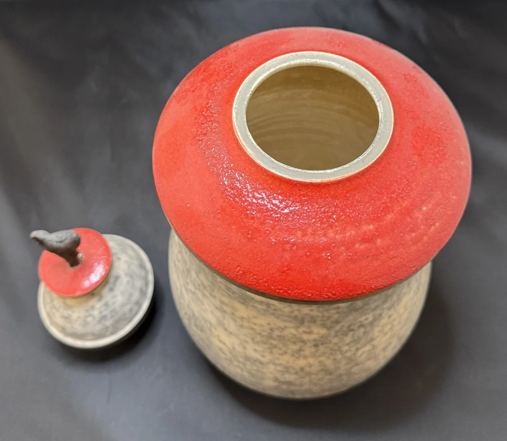 Plíhal Michal: Dóza s červeným víčkem