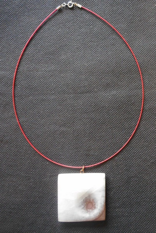 Doucha Jiří: Náhrdelník oboustranný II. - břidlice a alabastr